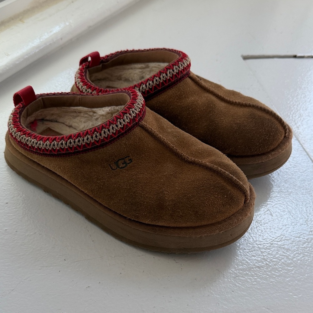 UGG Tasman with Red Trim Kids size 3
